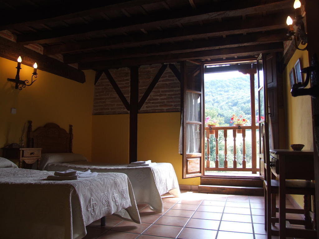 Casa rural La Toba I y II Bezana Habitación foto